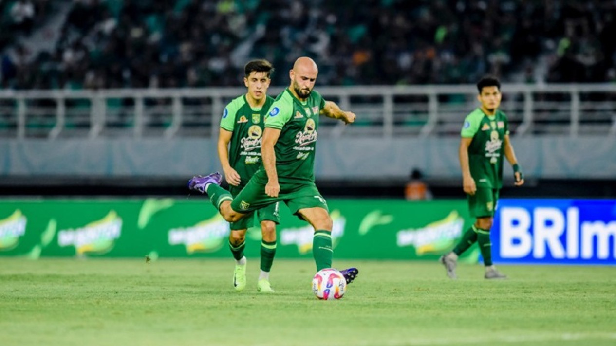 Hasil Liga 1 2024/2025: Persebaya Surabaya Gagal Menang Akibat VAR, Madura United Rengkuh Tiga Poin Perdana
            - galeri foto