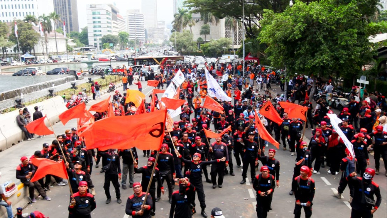 Ribuan Massa Buruh Demonstrasi di depan Istana Negara, Tuntut Kenaikkan Gaji dan Perlindungan Petani
            - galeri foto