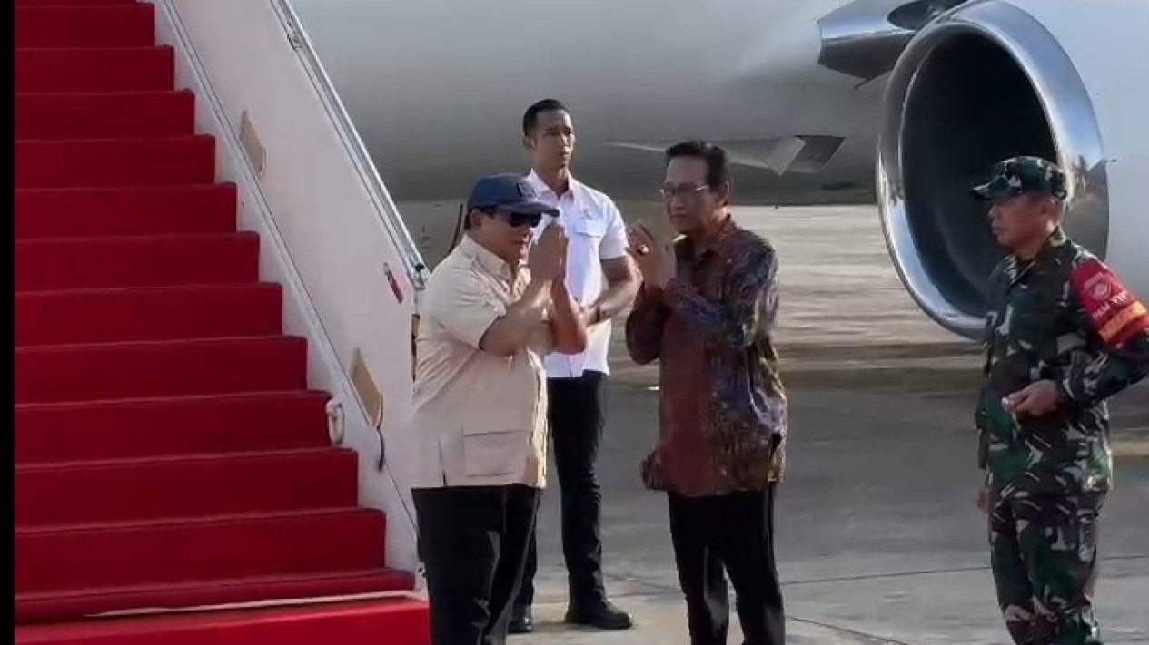 Gubernur DIY Sambut Kedatangan Presiden dan Wapres, Prabowo-Gibran di Lanud Adisutjipto
            - galeri foto