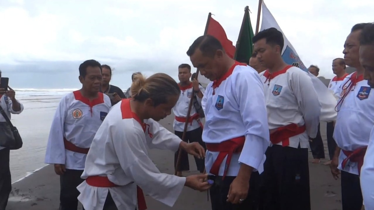 Perguruan Pencak Silat Betako Merpati Putih Sematkan Strip Kehusus kepada Pangkostrad Letjen TNI Mohammad Hasan
            - galeri foto