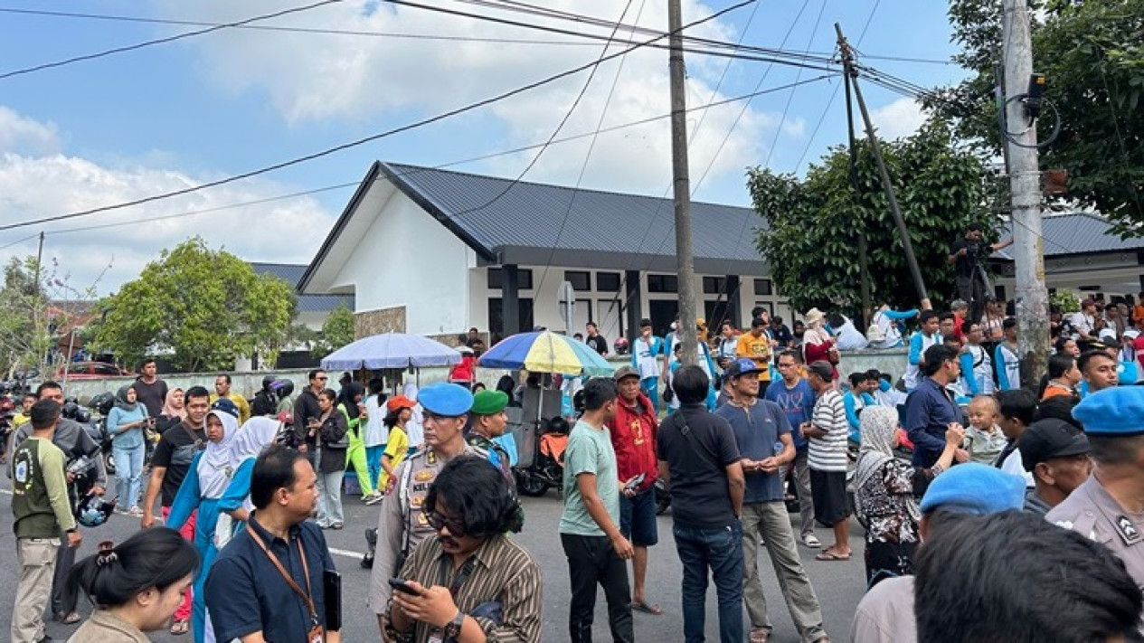 Warga Padati Gedung Akmil Magelang, Sambut Kepulangan Prabowo dan Kabinet Merah Putih
            - galeri foto