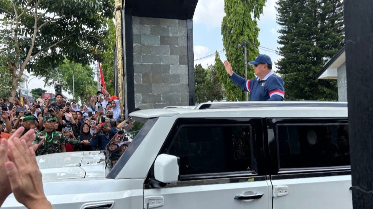 Prabowo Tinggalkan Akademi Militer Magelang Naik Maung Garuda, Sapa Warga dengan Atap Terbuka
            - galeri foto