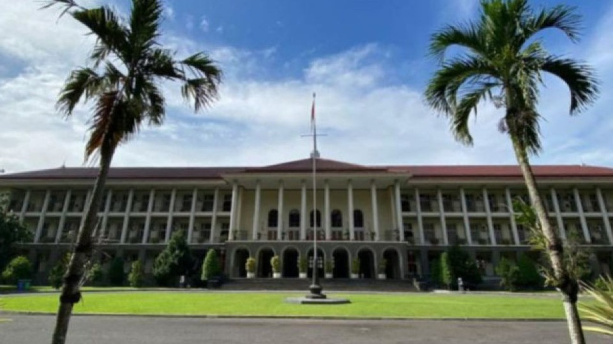 Rektor UGM Blak-blakan Soal yang Harus Dikerjakan oleh Pemerintahan Baru Prabowo
            - galeri foto