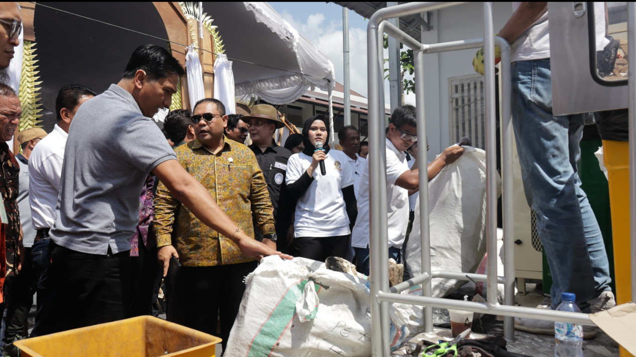 Demo Mesin Pengolahan Sampah Ecowiz, Sukra Negara Optimis: Cukup Bisa Atasi Sampah di Pasar hingga 2 Ton per Hari
            - galeri foto