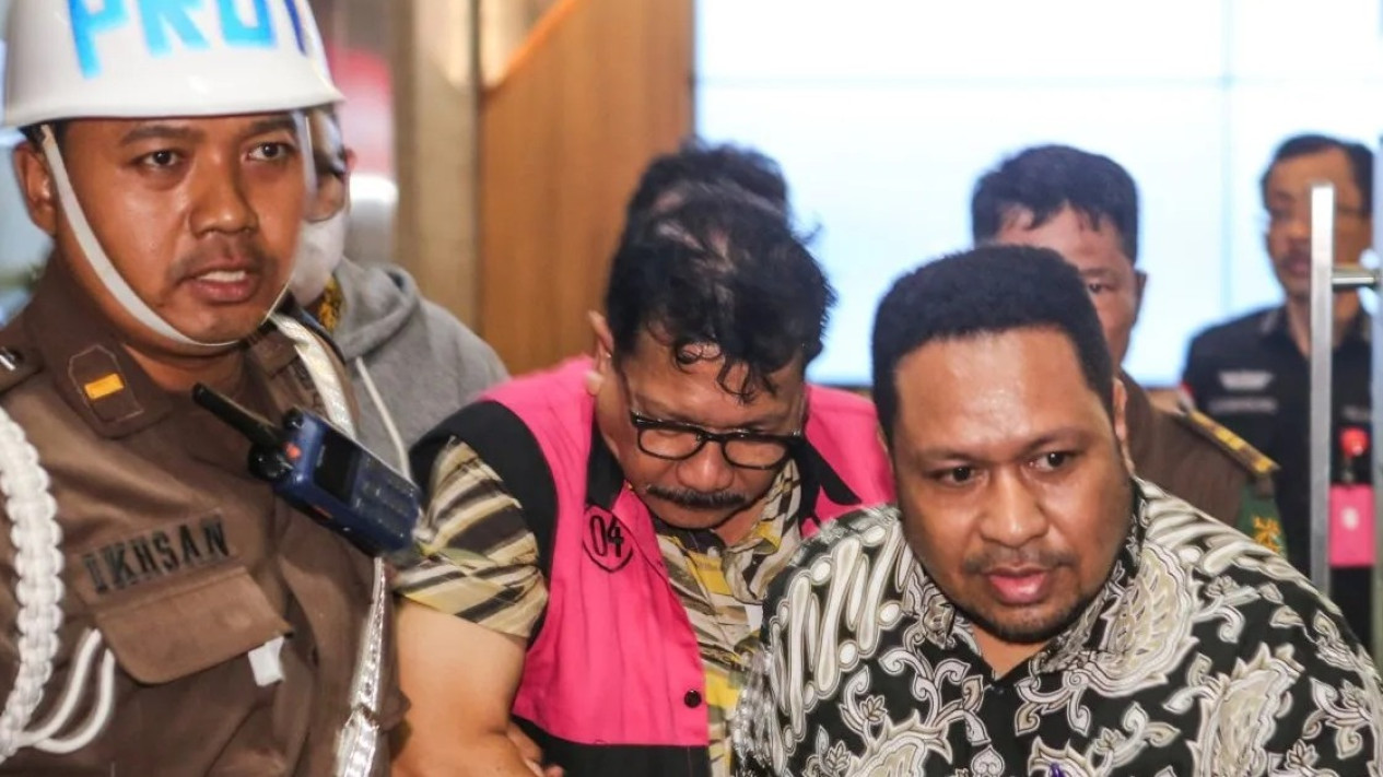 Zarof Ricar dan Tiga Hakim yang Terima Suap Ronald Tannur Kembali Diperiksa di Kejagung
            - galeri foto