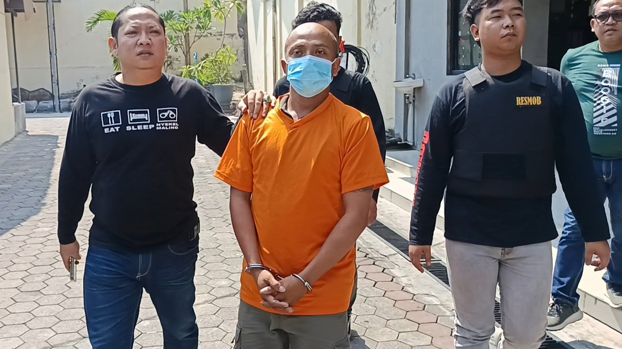 Bacok Saudara Istri Siri karena Cemburu, Pria Mojokerto Diringkus di Perjalanan ke Sumbawa
            - galeri foto