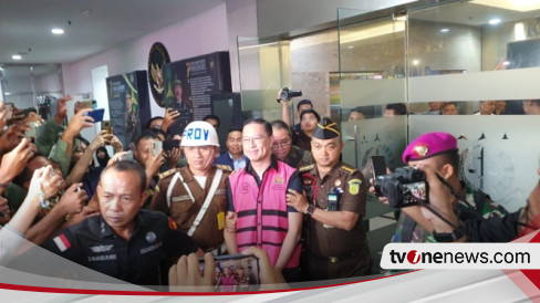 Waduh, Tampang Tom Lembong Tetap Tersenyum Meski Kenakan Rompi Tahanan