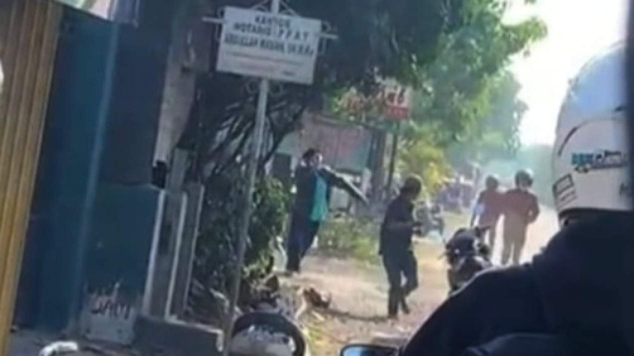 Dua Pria Terlibat Aksi Carok di Bunder Gresik, Seorang Pengendara Terkena Sabetan
            - galeri foto