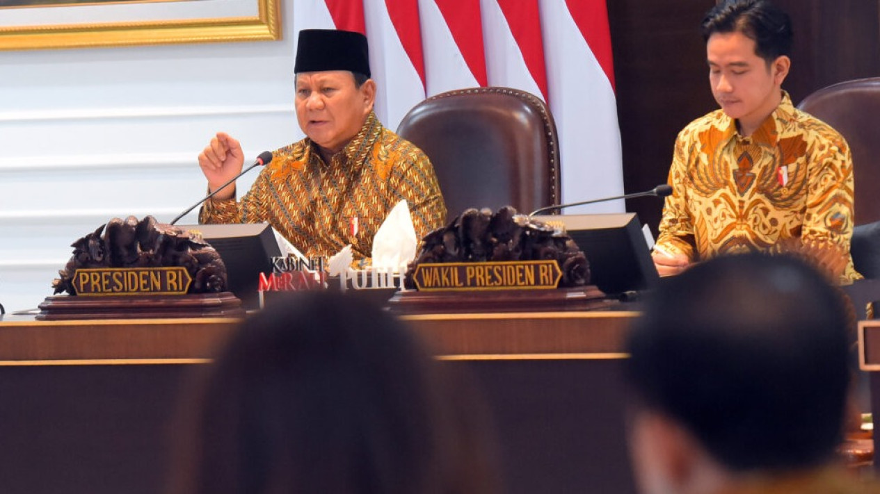 Rapat Strategis Kemandirian Energi, Presiden Prabowo Pimpin Langkah Berani di Istana Merdeka
            - galeri foto