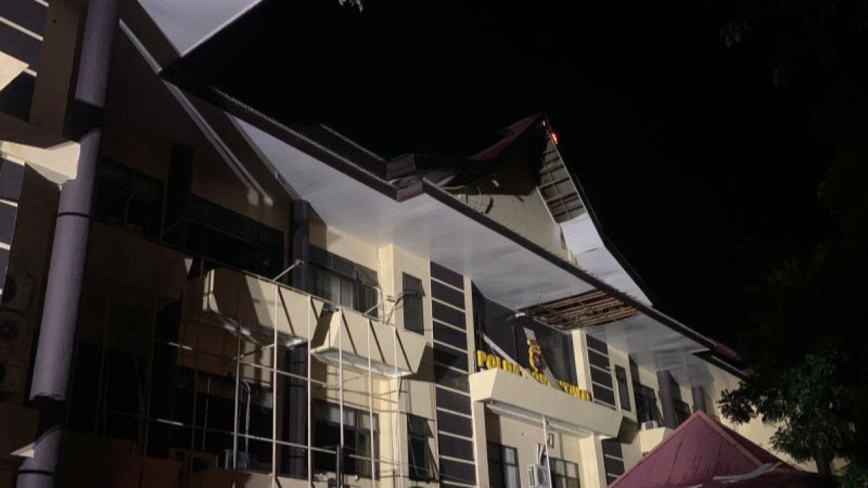 Dini Hari Gedung Utama Mapolda Gorontalo Dilalap Si Jago Merah
            - galeri foto