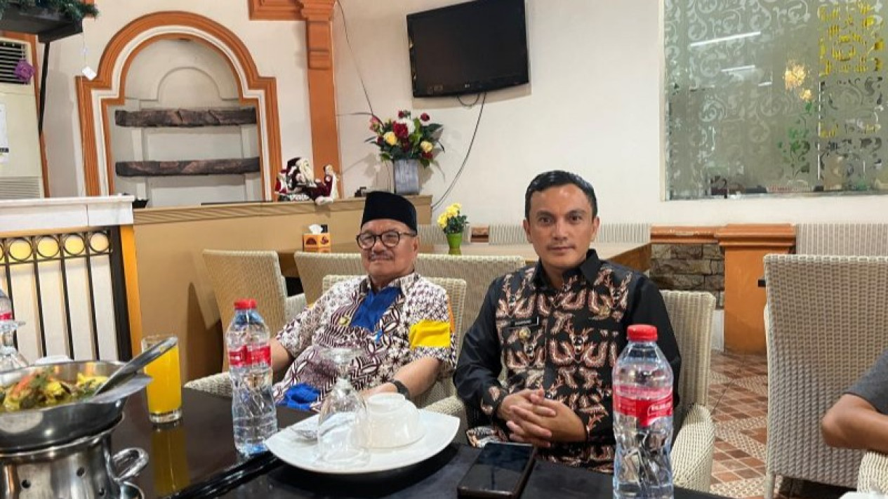 Bupati Konsel Sebut Camat Baito yang Dicopot Tidak Berkaitan Dengan Guru Supriyani
            - galeri foto