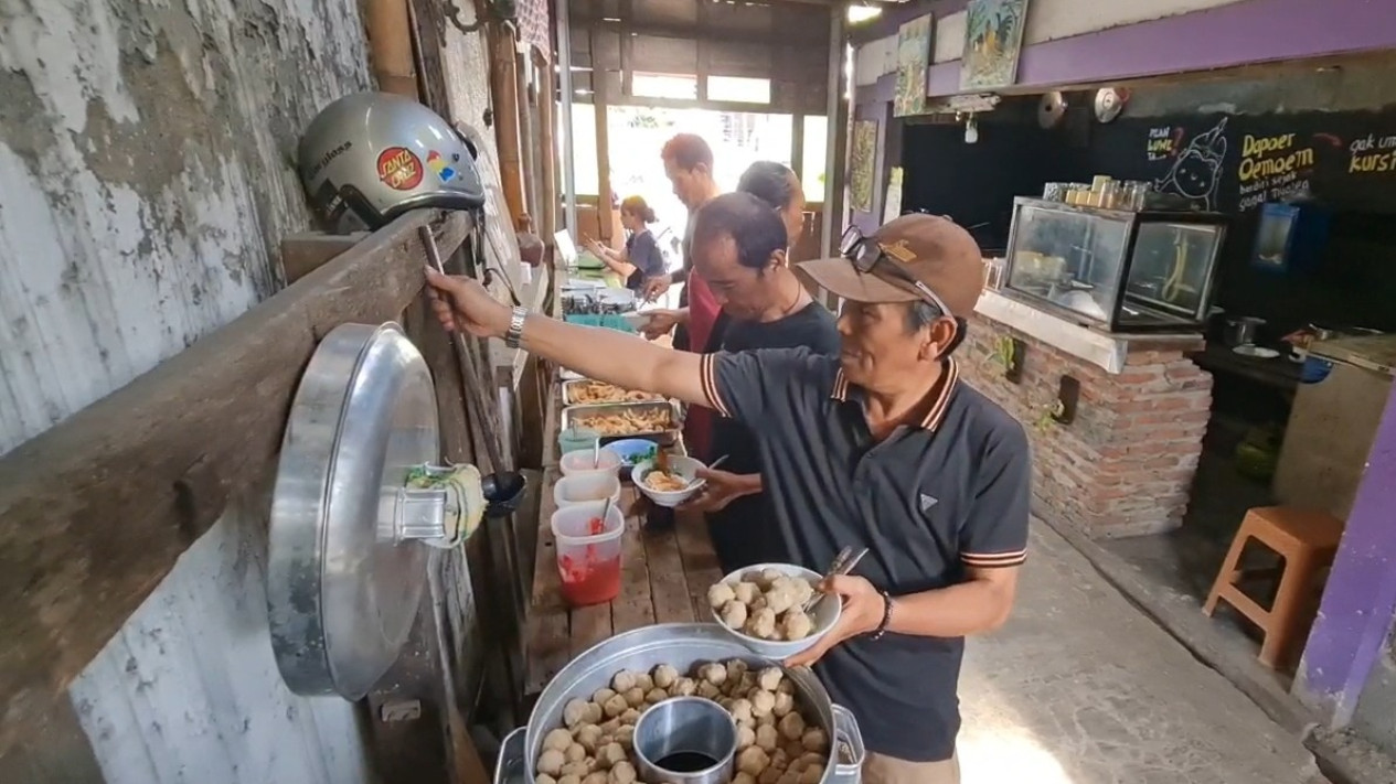 Bakso Prasmanan “Sak Warege”, Menikmati Kelezatan dan Murahnya Bakso dengan Suasana Desa yang Jadul
            - galeri foto