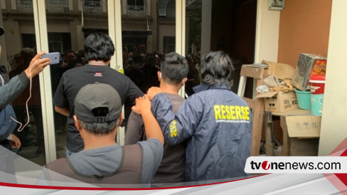 Detik-detik Polisi Geledah Kantor Judi Online di Bekasi yang Libatkan Pegewai Kementrian Komdigi