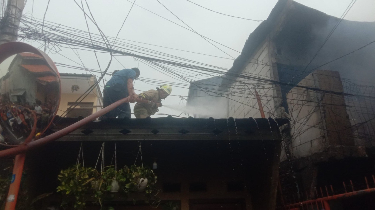 Puluhan Petugas Dikerahkan Padamkan Api yang Membakar Rumah Warga di Cipinang Jakarta Timur, Ini Penyebab Kebakaran
            - galeri foto