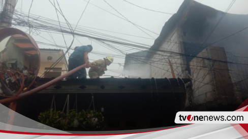 Puluhan Petugas Dikerahkan Padamkan Api yang Membakar Rumah Warga di Cipinang Jakarta Timur, Ini Penyebab Kebakaran