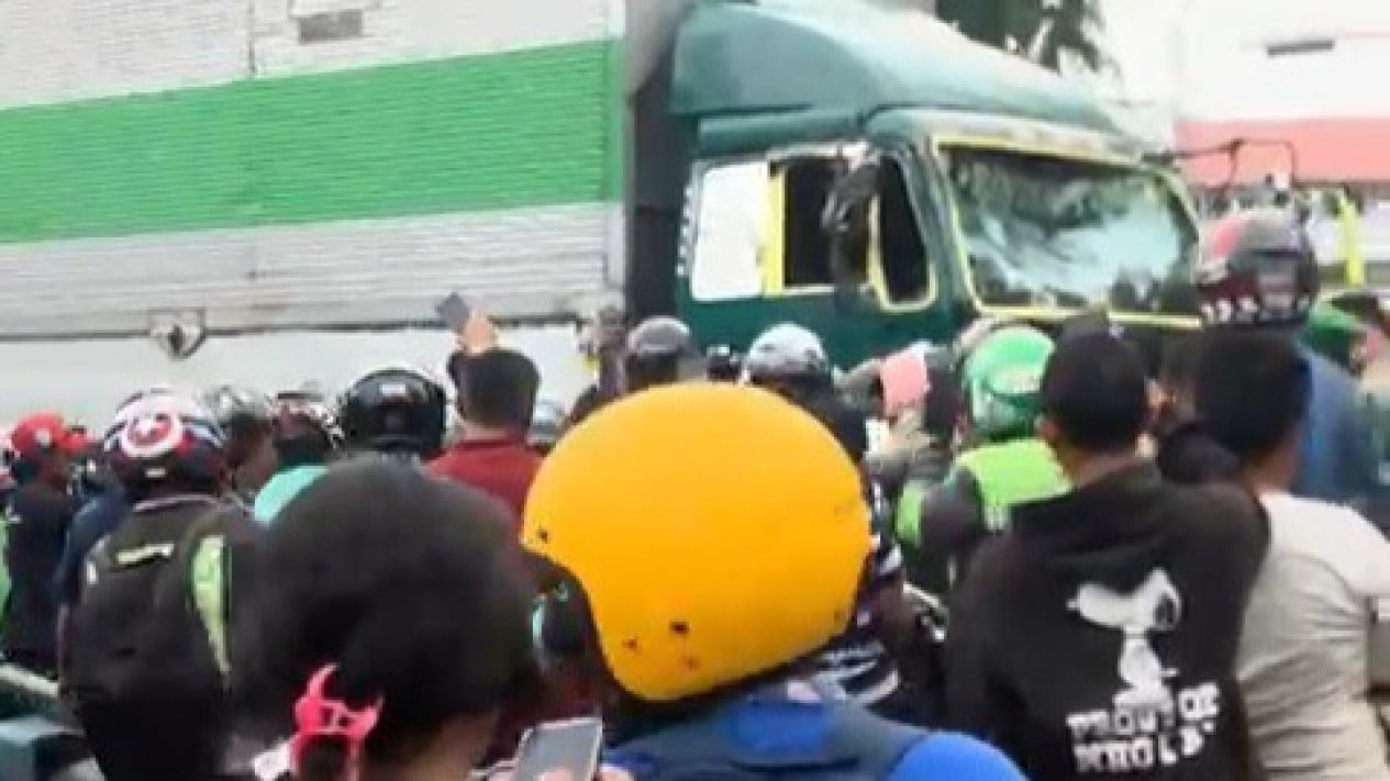 Update Kasus Sopir Truk Kontainer Ugal-ugalan di Kota Tangerang, Polisi Sebut Pelaku Terpengaruh Narkoba
            - galeri foto