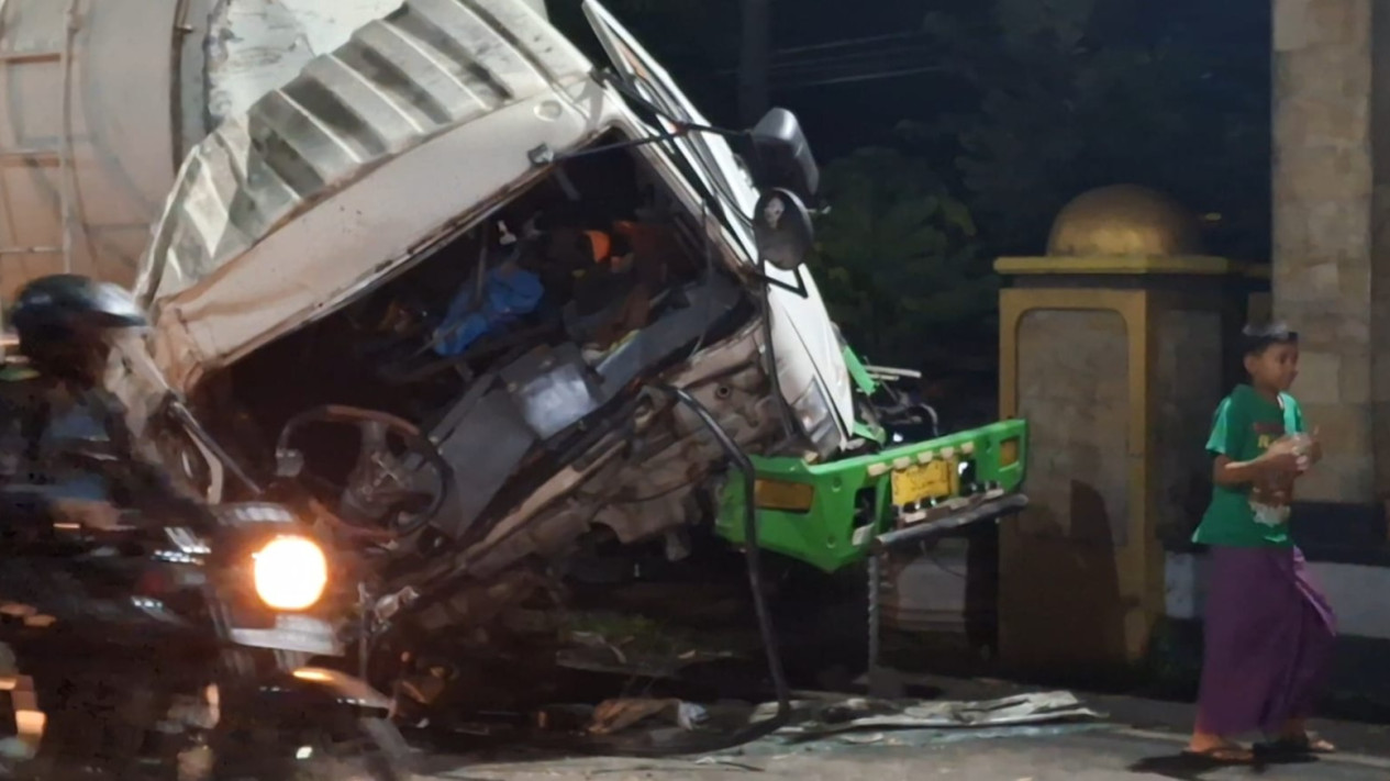 Truk Tangki Tabrak Truk Gandeng di Lumajang, Sopir Terjepit dan Alami Patah Kaki
            - galeri foto