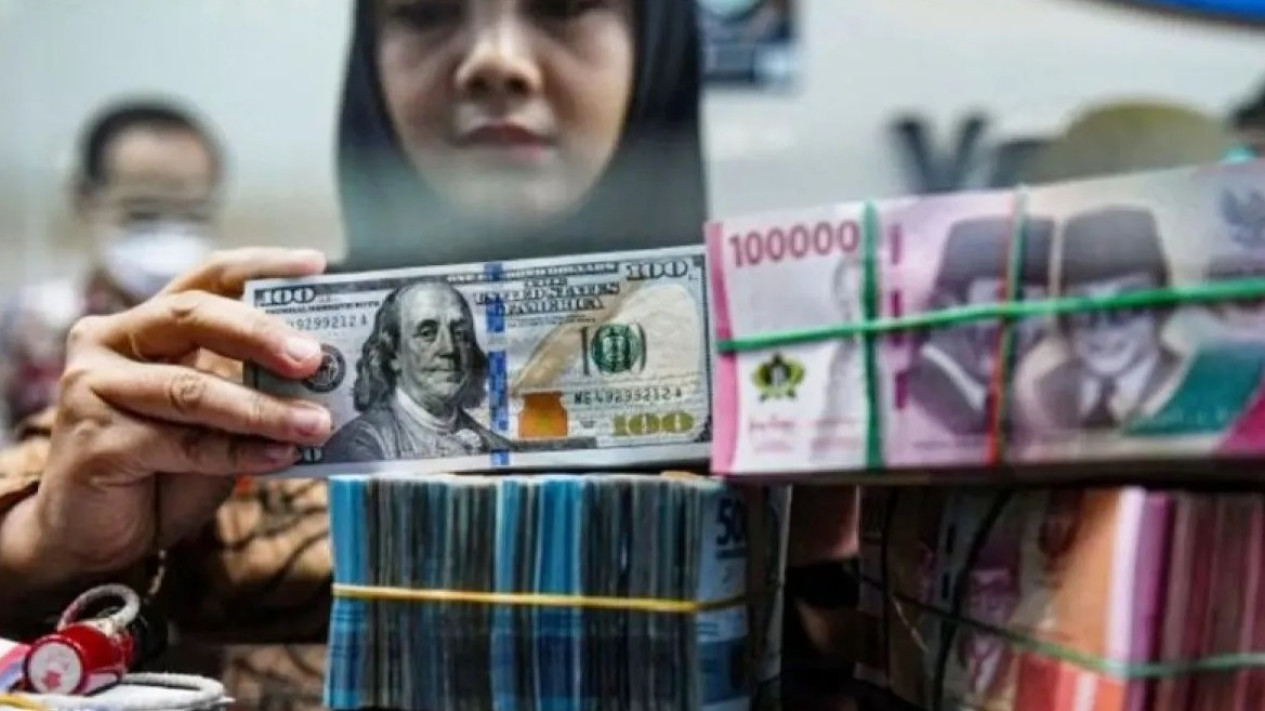 Dibuka Menguat Rp15.928 per Dolar AS, Rupiah Diprediksi Melemah Imbas Ketegangan Rusia-Ukraina
            - galeri foto