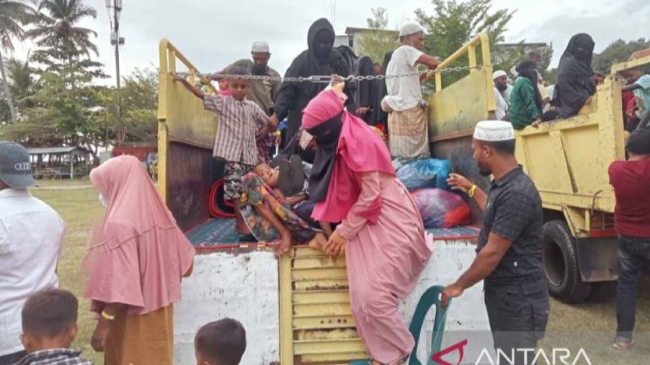 Alami Penolakan dari Warga Setempat, 152 imigran Rohingya direlokasi ke Alun-alun Tapaktuan Aceh Selatan
            - galeri foto