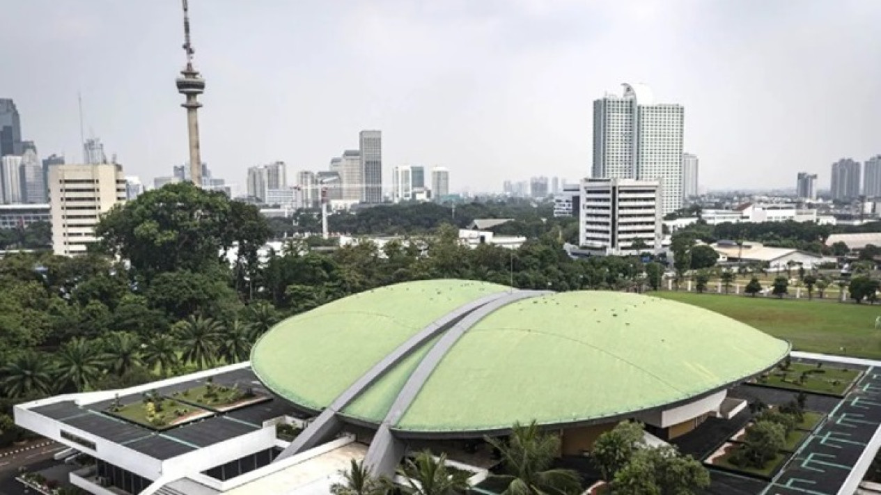 Gedung DPR Putar Lagu Kebangsaan Indonesia Raya Setiap Hari Guna Perkuat Nasionalisme
            - galeri foto