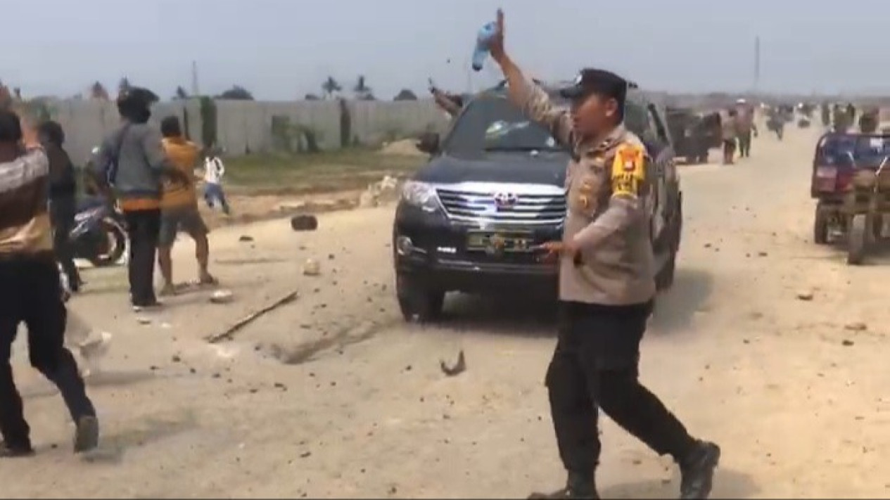 Viral Mobil Polisi Jadi Sasaran Amukan Massa di Kota Tangerang, Kombes Zain Dwi Nugroho Janji Ungkap Penyebab Sampai Tuntas
            - galeri foto