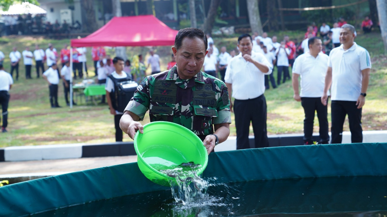 Lestarikan Lingkungan dan Jaga Ekosistem di Area Mabes TNI, Panglima TNI Tanam Pohon dan Tebar Benih Ikan
            - galeri foto