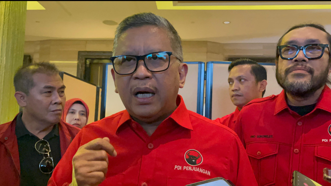 Hasto Sindir Keras Ridwan Kamil di Bandung: Nggak Mampu Atasi Banjir
            - galeri foto