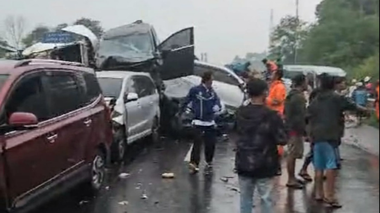 Foto-foto Kecelakaan Beruntun di KM 92 Tol Cipularang, Korban Langsung Dievakuasi Petugas ke Rumah Sakit Terdekat
            - galeri foto