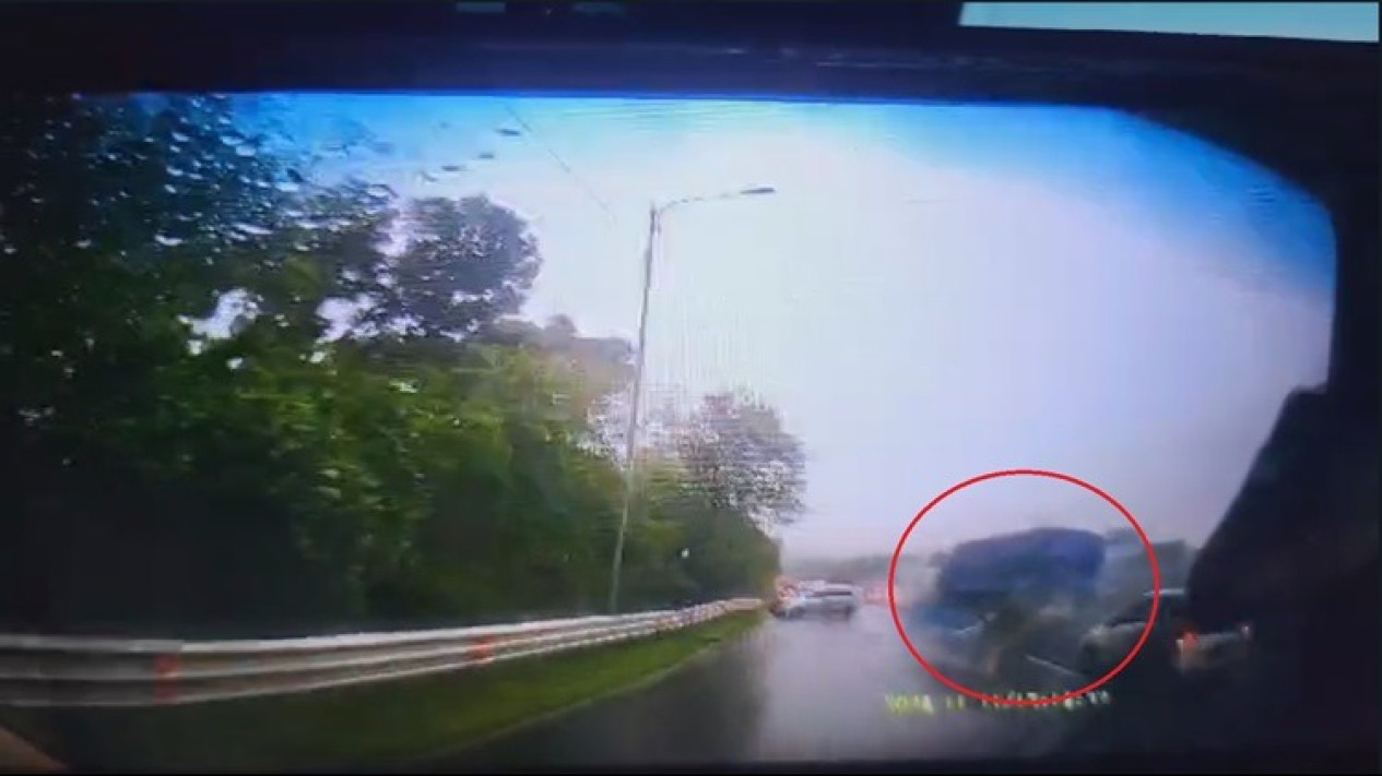 Ngeri! Beredar Video Kamera Mobil Merekam Detik-detik Kecelakaan Beruntun di Cipularang, Pengendara Teriak Histeris!
            - galeri foto