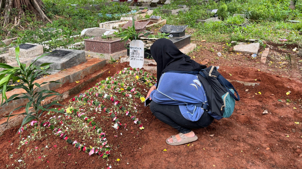 Mengharukan, Kisah Korban Meninggal Dunia Kecelakaan Beruntun Tol Purbaleunyi Ternyata Bocah Pekerja Penjaga Anak dari Keluarga TNI
            - galeri foto