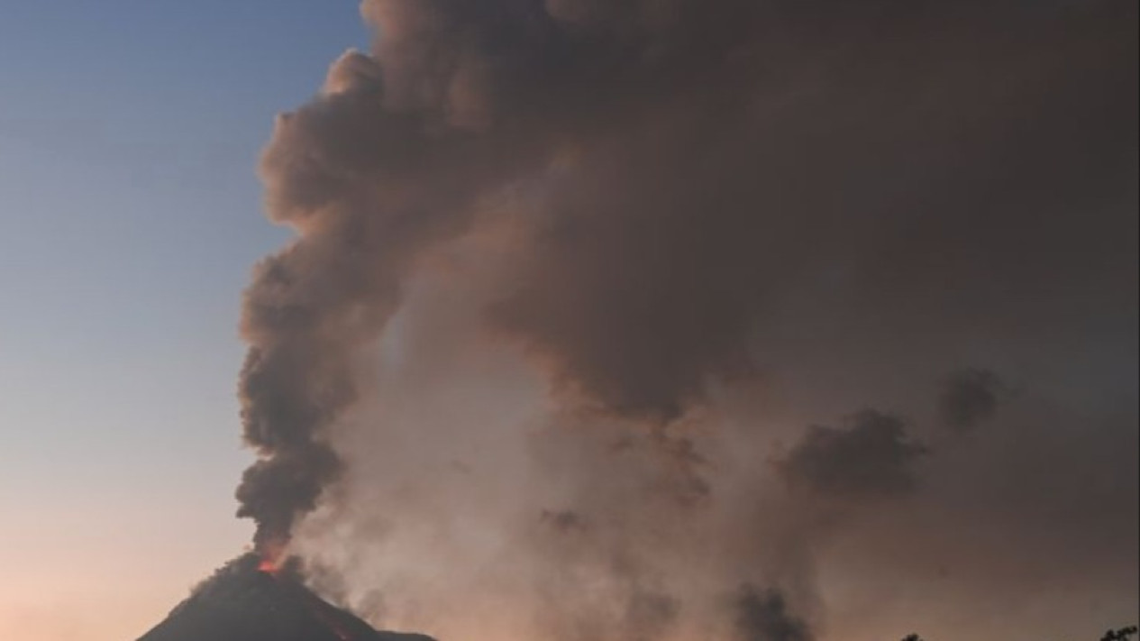 Terjebak Lama Karena Penutupan Bandara, Evakuasi Wisatawan Korban Erupsi Gunung Lewotobi Masih Pakai Kapal
            - galeri foto