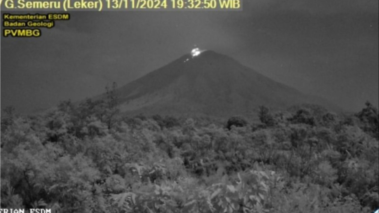 Gunung Semeru Kembali Erupsi Beberapa Kali Hari Ini, Letusan Setinggi 400 Meter
            - galeri foto