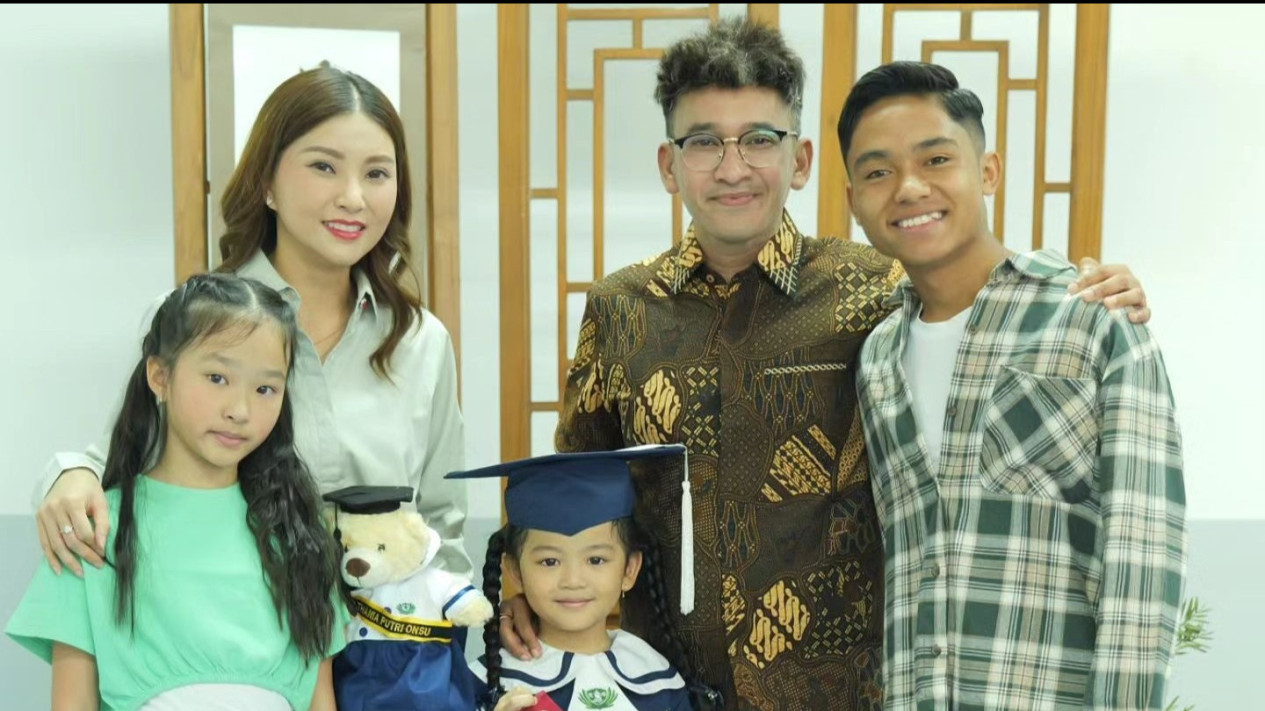 Meski Cerai, Sarwendah dan Ruben Kompak Datang ke Acara Kelulusan Anak, Ingatkan Pesan Ustaz Adi Hidayat Peran Orang Tua dalam Islam
            - galeri foto