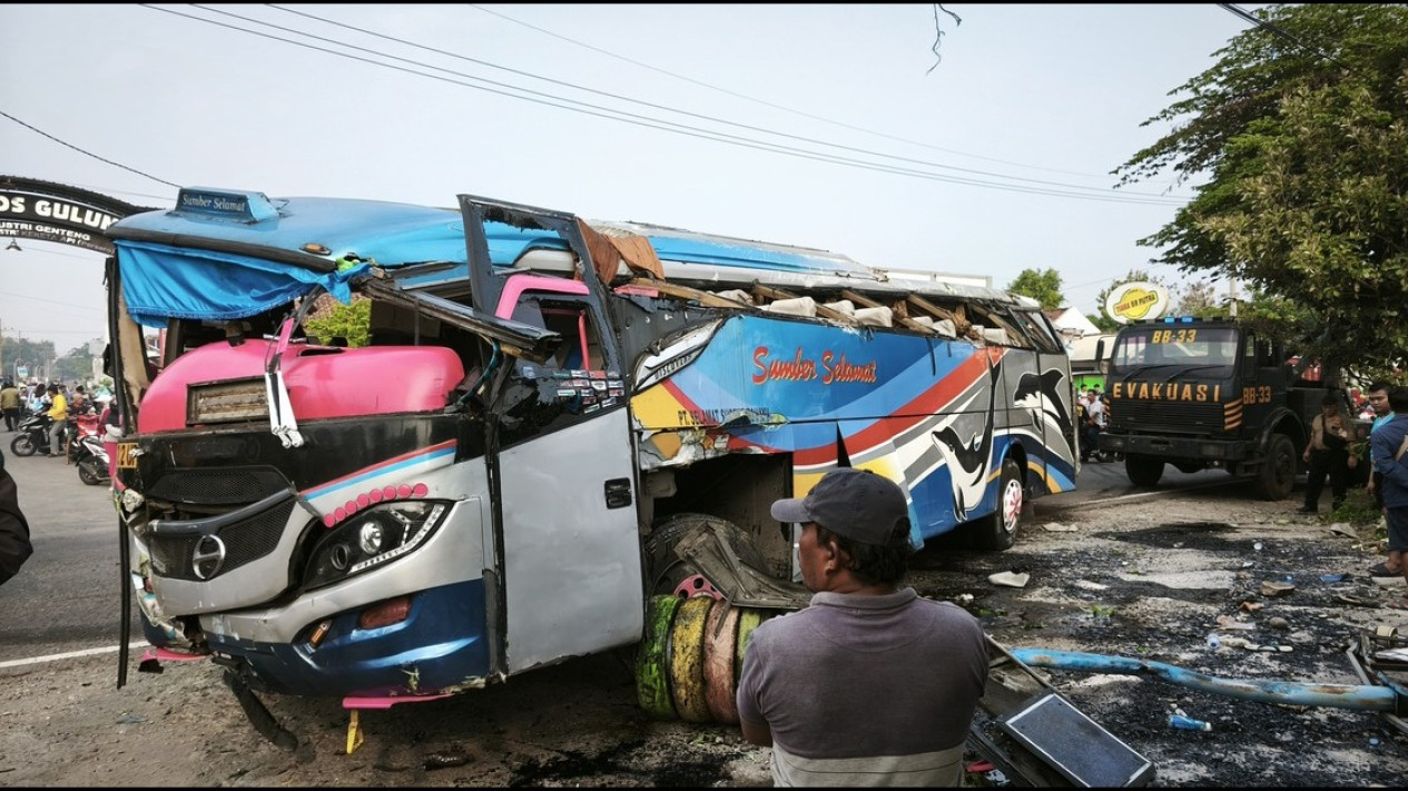 Hindari Motor Jatuh, Bus Sumber Selamat Terguling, Lima Orang Luka 
            - galeri foto