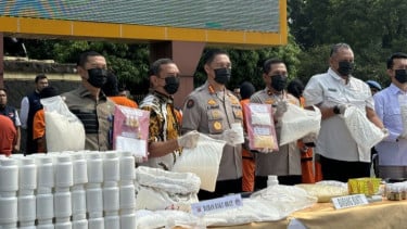 Polda Jabar Bongkar Rumah Produksi Obat Keras Ilegal di Sumedang, Amankan 1 Juta Butir Siap Edar