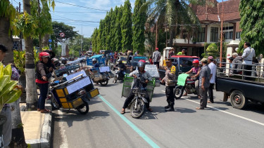 Tuntut Perbaikan Jalan Rusak, Warga Trenggalek Unjuk Rasa di Kantor DPRD