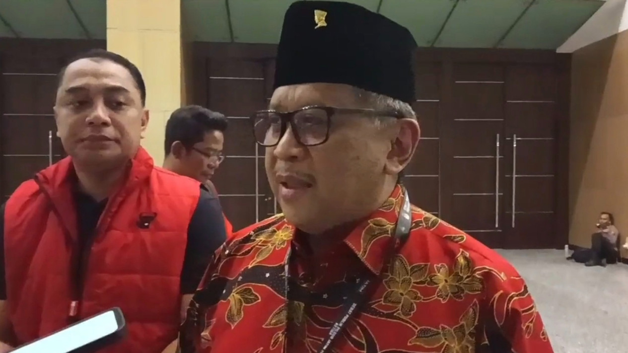 Hasto Kristiyanto Optimistis Risma-Gus Hans Menang di Pilgub Jatim 2024
            - galeri foto