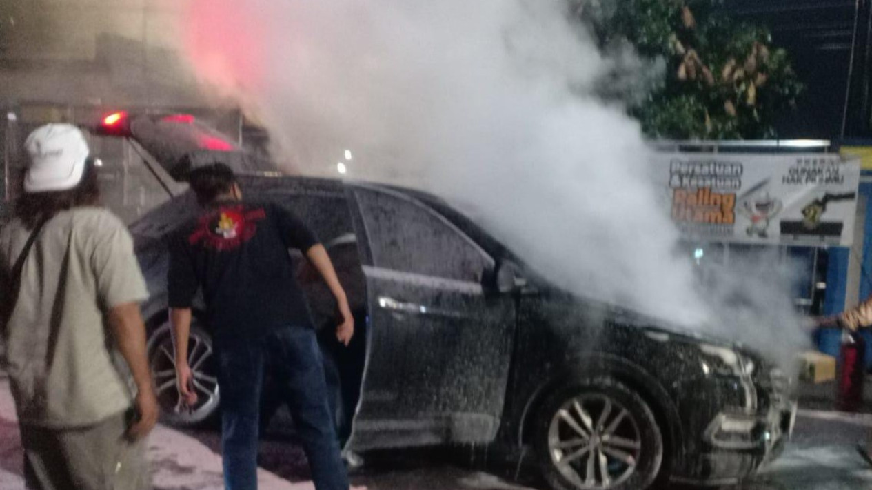 Bikin Panik, Sebuah Mobil Tiba-Tiba Terbakar di Depan Polsek Bawen
            - galeri foto