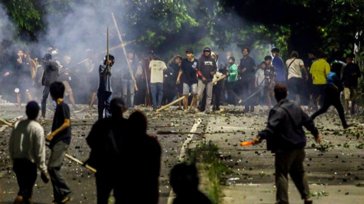 Tawuran Warga Kebon Singkong dan Cipinang Jagal di Jakarta Timur Memanas, Satu Orang Tewas Akibat Terkena Lemparan Batu di Wajah
            - galeri foto