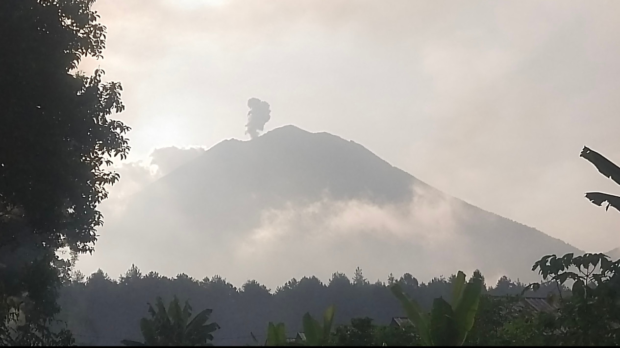 Tetap Waspada, Gunung Semeru Kembali Erupsi Pagi Ini Semburkan Kolom Abu 400 Meter
            - galeri foto