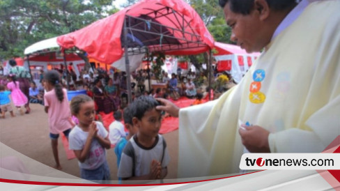 Momen Korban Erupsi Gunung Lewotobi Laki-Laki Ikuti Misa di Pengungsian