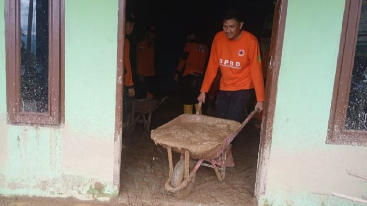 Banjir Bandang di Tapanuli Selatan, 1.160 Jiwa Terdampak dan Puluhan Rumah Rusak
            - galeri foto