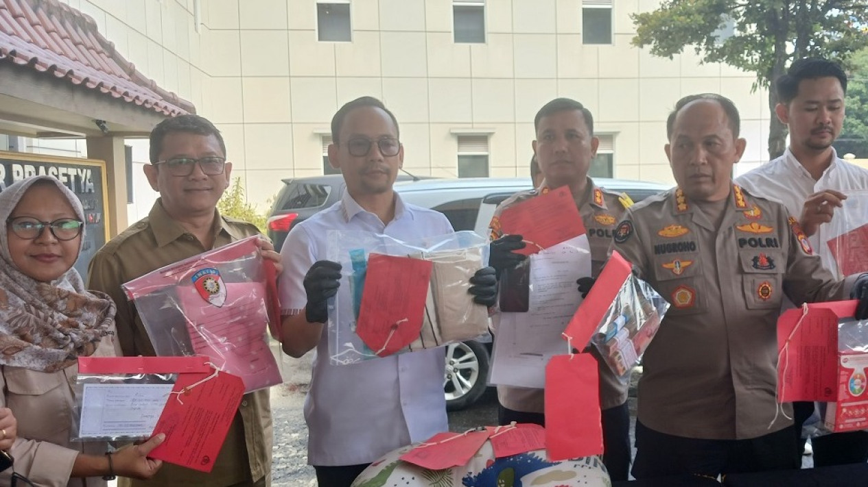 Polres Kulon Progo Tangkap Empat Tersangka Jual Beli Bayi di Facebook
            - galeri foto