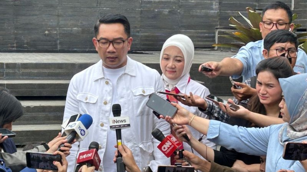 Ridwan Kamil Nyoblos di Bandung, Berharap Pemimpin Jawa Barat Lanjutkan Prestasi Miliknya
            - galeri foto