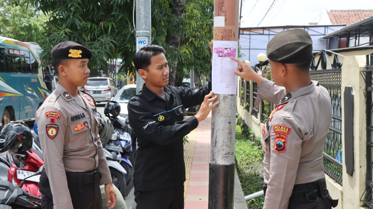 Polres Kebumen Sebar Poster DPO Harun Masiku, Kapolres: Lapor Segera Jika Masyarakat Melihat
            - galeri foto