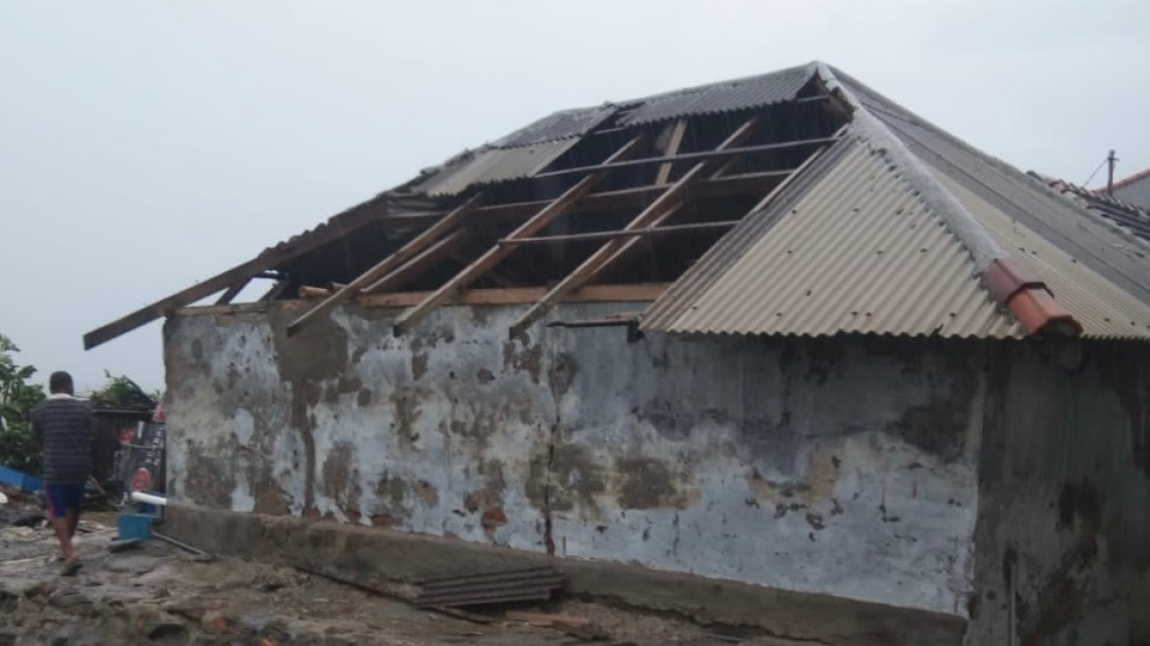 Angin Puting Beliung Terjang Desa Tambak Bawean, Puluhan Rumah Warga Rusak
            - galeri foto