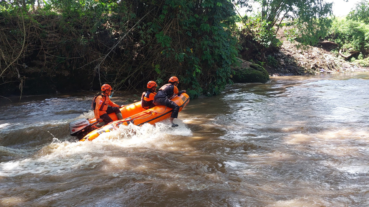 Seorang Nenek Hilang Terseret Arus Sungai Bondoyudo Lumajang, BPBD Lakukan Pencarian
            - galeri foto