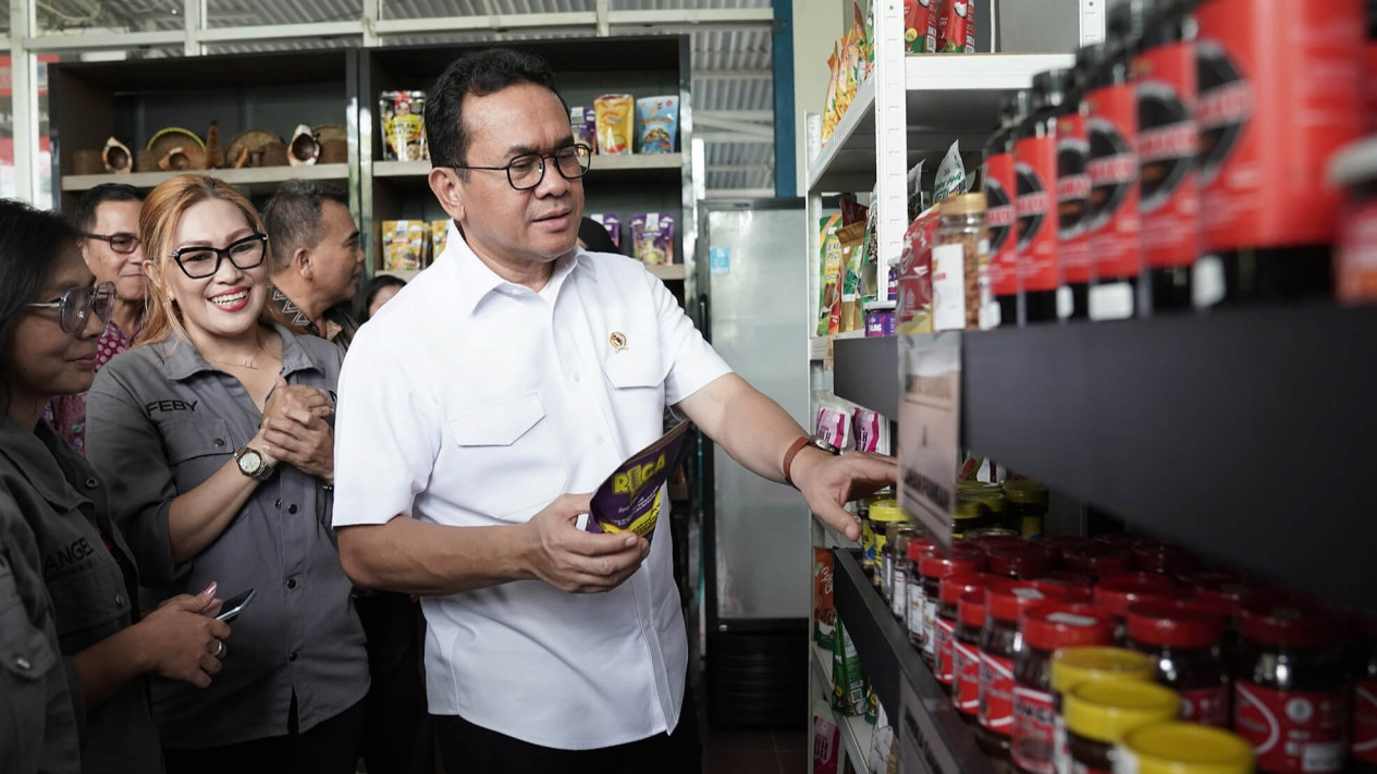 Mendag Budi Santoso Serukan untuk Perkuat Daya Saing Produk UMKM, Begini Katanya saat Kunjungi Gerai Oleh-Oleh Khas Manado
            - galeri foto