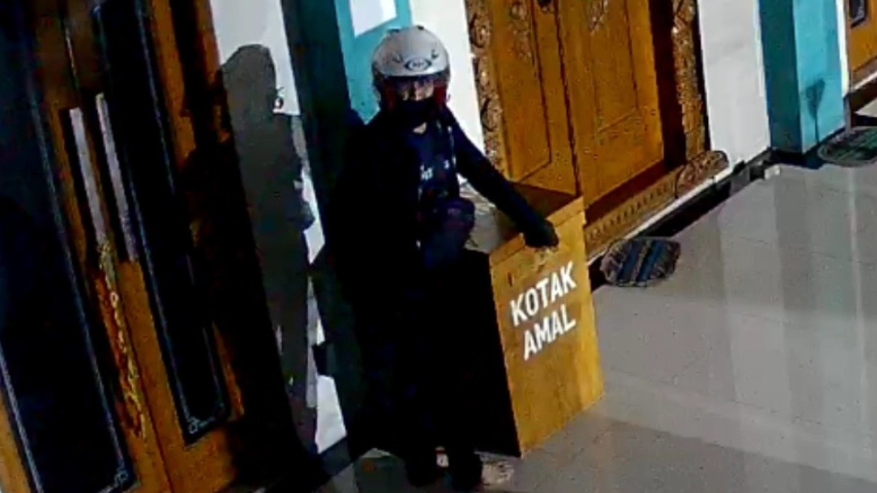 Aksi Pencurian Uang Kotak Amal Masjid di Pati Terekam Kamera CCTV
            - galeri foto