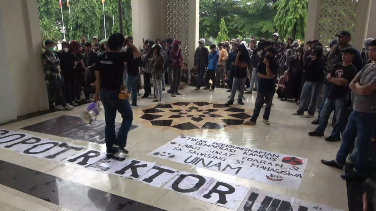 Produksi Uang Palsu Dalam Kampus Terungkap, Mahasiswa Uinam Berunjuk Rasa di Depan Gedung Rektorat
            - galeri foto